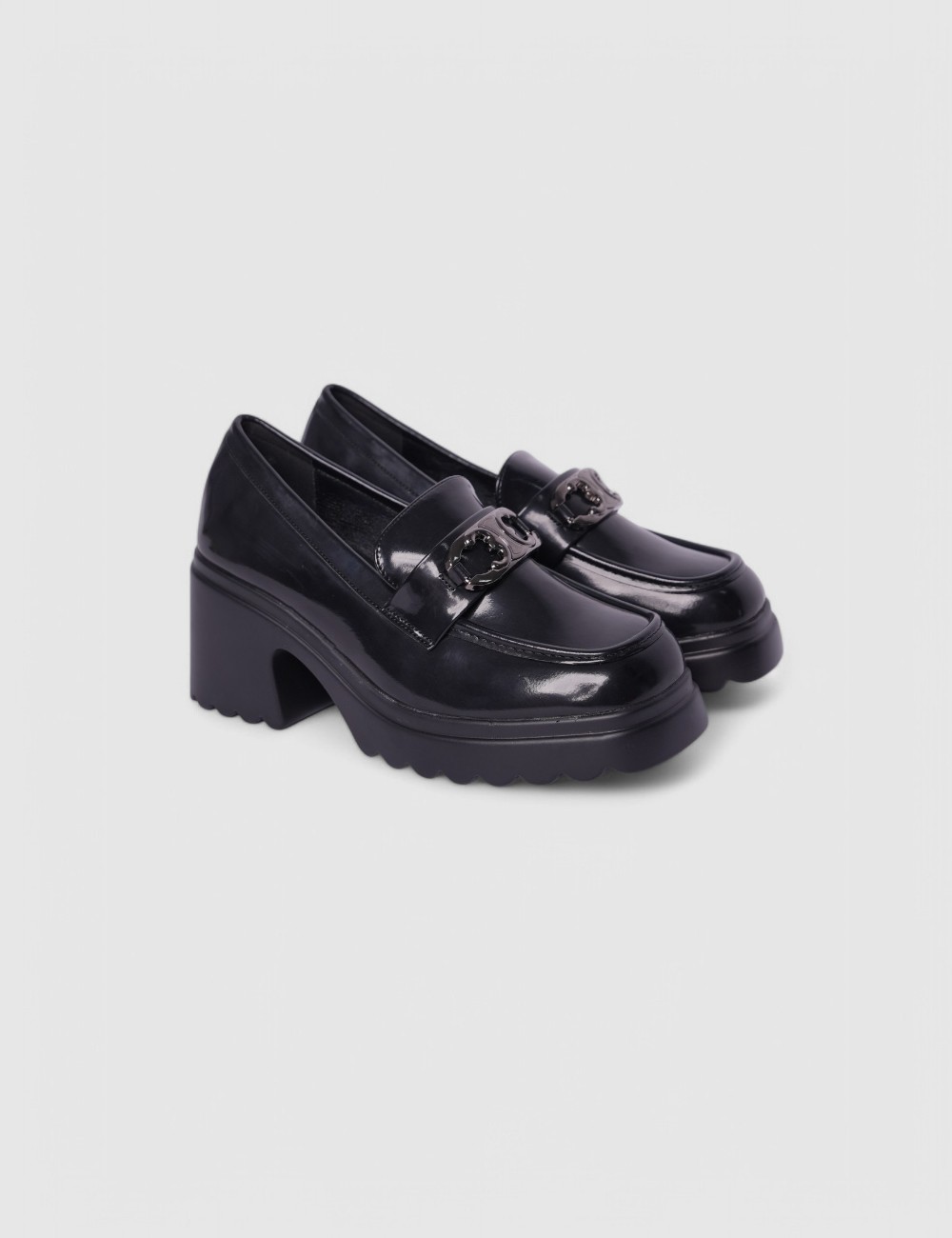 Cette image contient Derbies à Talon Carré chez Joliesse. à 0,00 TND en Tunisie. L'hexa de l'arrière plan est #E7E7E7