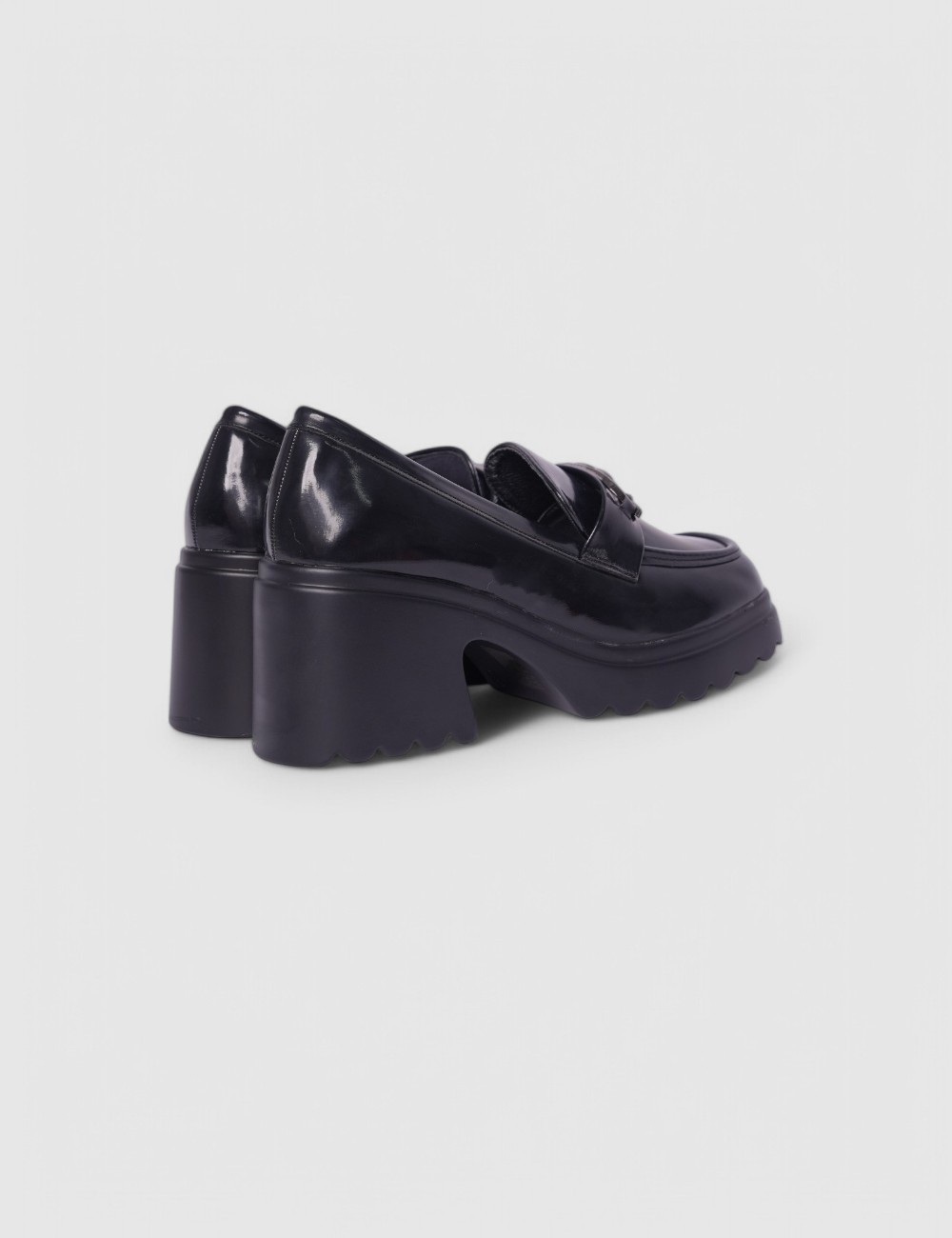 Cette image contient Derbies à Talon Carré chez Joliesse. à 0,00 TND en Tunisie. L'hexa de l'arrière plan est #E7E7E7