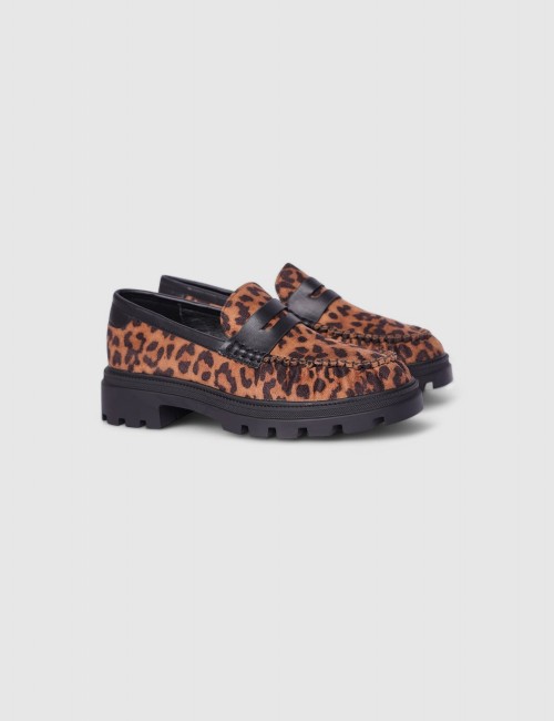 Cette image contient Mocassins Effet Léopard chez Joliesse. à 0,00 TND en Tunisie. L'hexa de l'arrière plan est #E7E7E7
