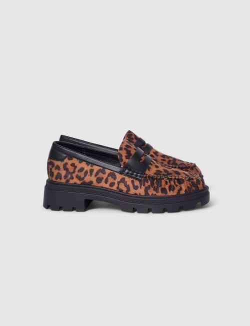 Cette image contient Mocassins Effet Léopard chez Joliesse. à 0,00 TND en Tunisie. L'hexa de l'arrière plan est #E7E7E7