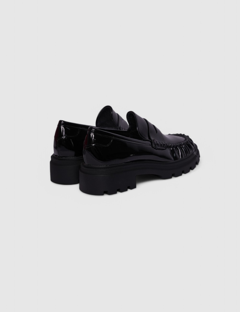 Cette image contient Mocassins Effet Léopard chez Joliesse. à 0,00 TND en Tunisie. L'hexa de l'arrière plan est #E7E7E7