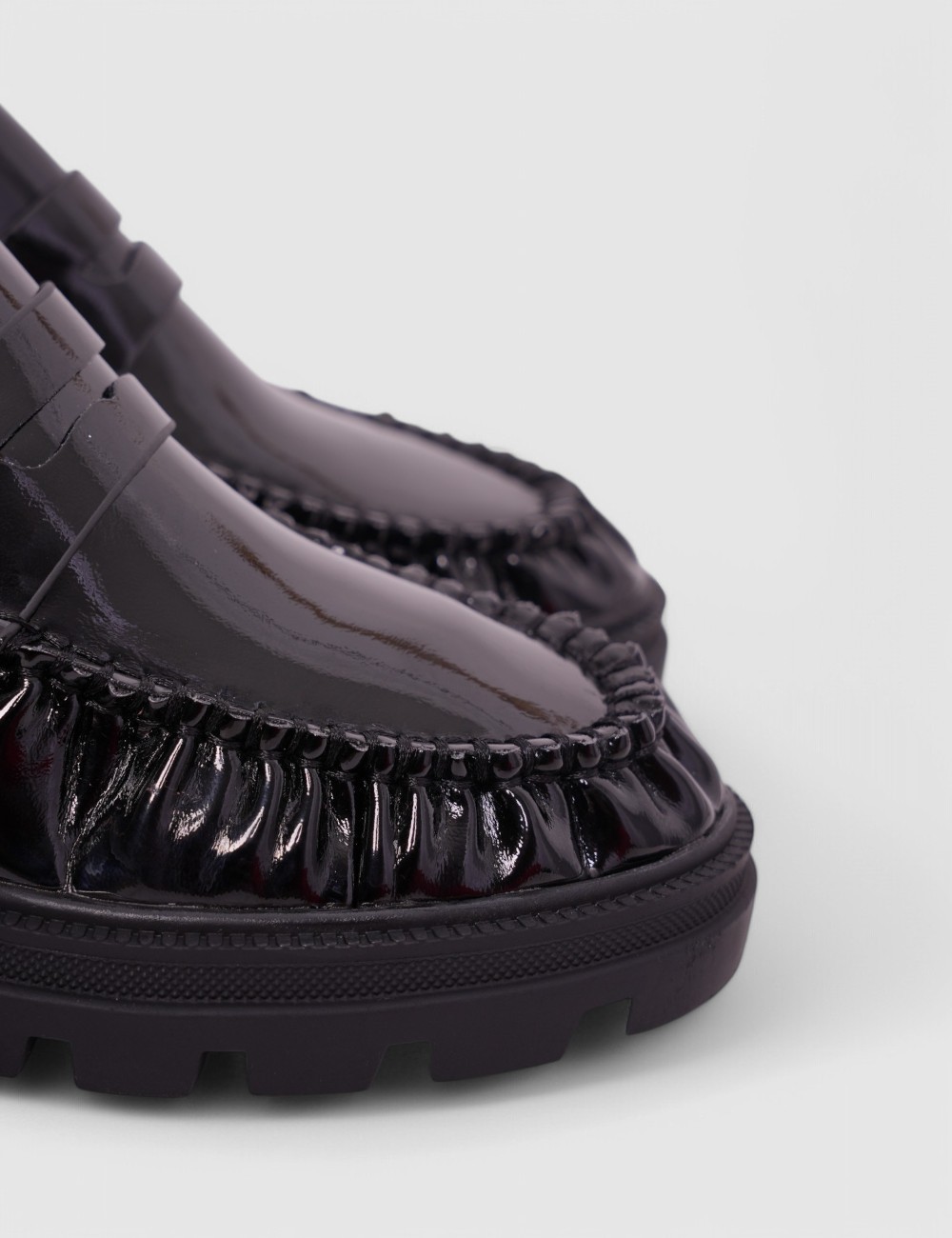 Cette image contient Mocassins Effet Léopard chez Joliesse. à 99,99 TND en Tunisie. L'hexa de l'arrière plan est #E7E7E7