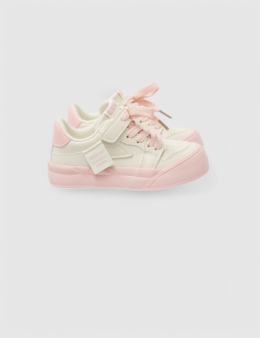 Cette image contient Sneakers Bicolores Enfant chez Joliesse. à 79,99 TND en Tunisie. L'hexa de l'arrière plan est #E7E7E7