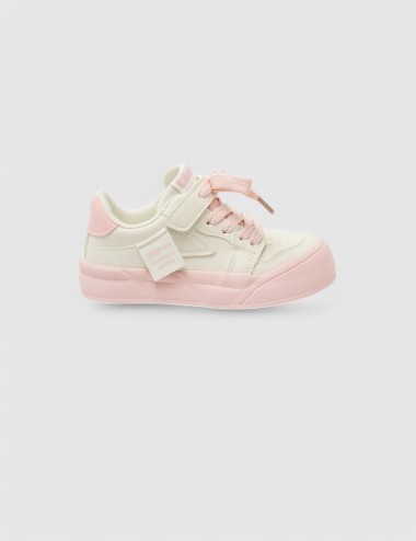 Cette image contient Sneakers Bicolores Enfant chez Joliesse. à 79,99 TND en Tunisie. L'hexa de l'arrière plan est #E7E7E7