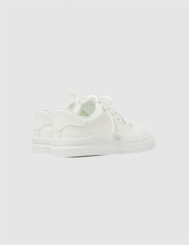 Cette image contient Sneakers Blanches pour Juniors chez Joliesse. à 79,99 TND en Tunisie. L'hexa de l'arrière plan est #E7E7E7