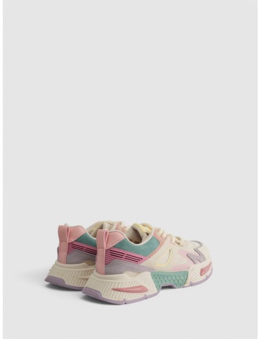 Cette image contient Sneakers Multicolores Pastel chez Joliesse. à 89,99 TND en Tunisie. L'hexa de l'arrière plan est #E7E7E7