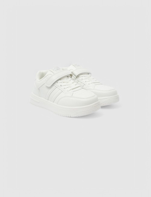 Cette image contient Sneakers Blanches Junior chez Joliesse. à 84,99 TND en Tunisie. L'hexa de l'arrière plan est #E7E7E7