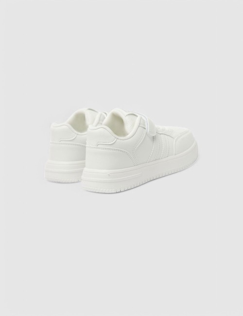 Cette image contient Sneakers Blanches Junior chez Joliesse. à 84,99 TND en Tunisie. L'hexa de l'arrière plan est #E7E7E7