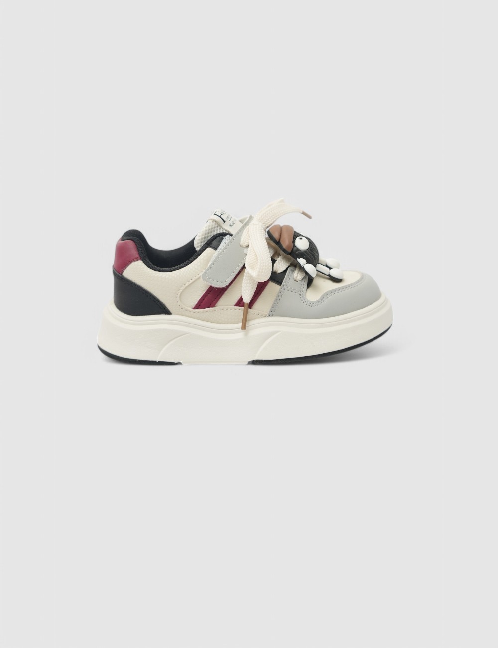 Cette image contient Sneakers Multi Couleurs chez Joliesse. à 0,00 TND en Tunisie. L'hexa de l'arrière plan est #E7E7E7