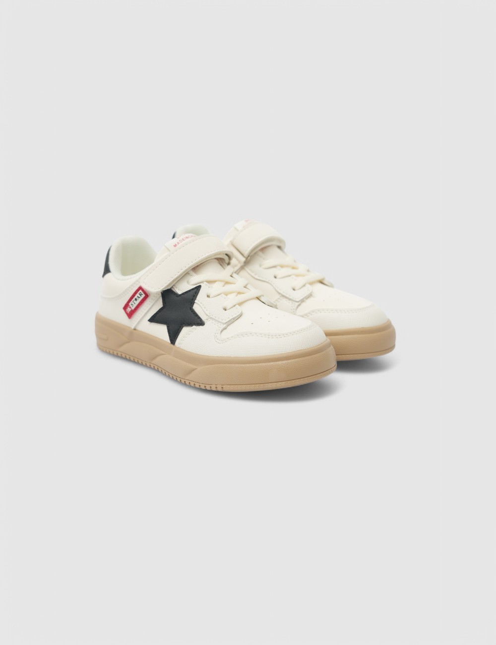 Cette image contient Sneakers enfant avec étoile chez Joliesse. à 0,00 TND en Tunisie. L'hexa de l'arrière plan est #E7E7E7 Cette image contient Sneakers enfant avec étoile chez Joliesse. à 0,00 TND en Tunisie. L'hexa de l'arrière plan est #E7E7E7
