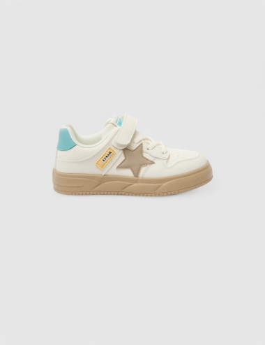 Cette image contient Sneakers enfant avec étoile chez Joliesse. à 0,00 TND en Tunisie. L'hexa de l'arrière plan est #E7E7E7