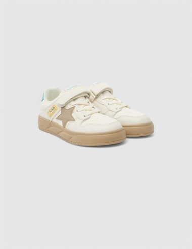 Cette image contient Sneakers enfant avec étoile chez Joliesse. à 0,00 TND en Tunisie. L'hexa de l'arrière plan est #E7E7E7