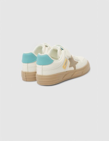 Cette image contient Sneakers enfant avec étoile chez Joliesse. à 0,00 TND en Tunisie. L'hexa de l'arrière plan est #E7E7E7