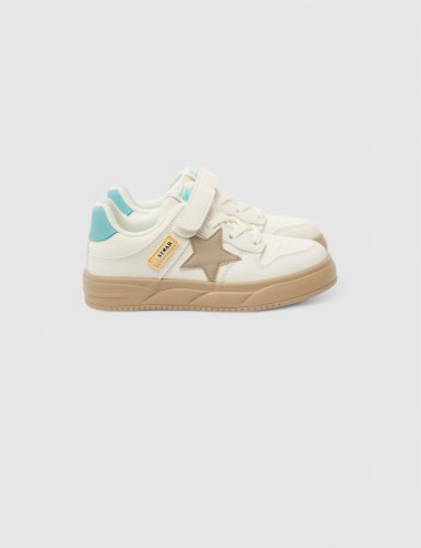 Cette image contient Sneakers enfant avec étoile chez Joliesse. à 0,00 TND en Tunisie. L'hexa de l'arrière plan est #E7E7E7