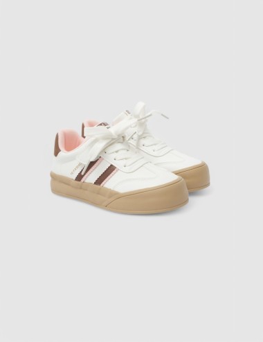 Cette image contient Sneakers pour petit Enfant chez Joliesse. à 79,99 TND en Tunisie. L'hexa de l'arrière plan est #E7E7E7