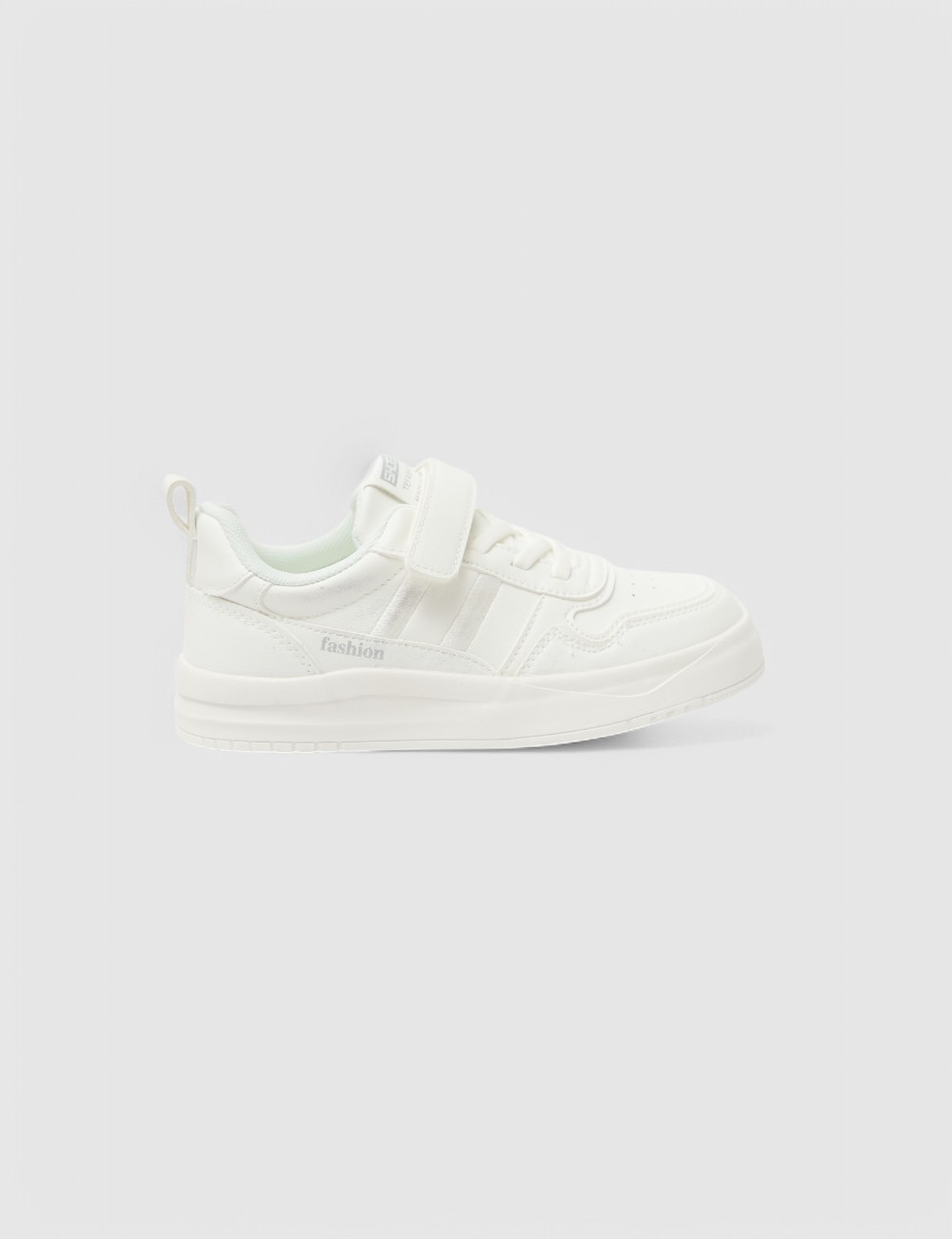 Cette image contient Sneakers Blanches Junior chez Joliesse. à 79,99 TND en Tunisie. L'hexa de l'arrière plan est #E7E7E7
