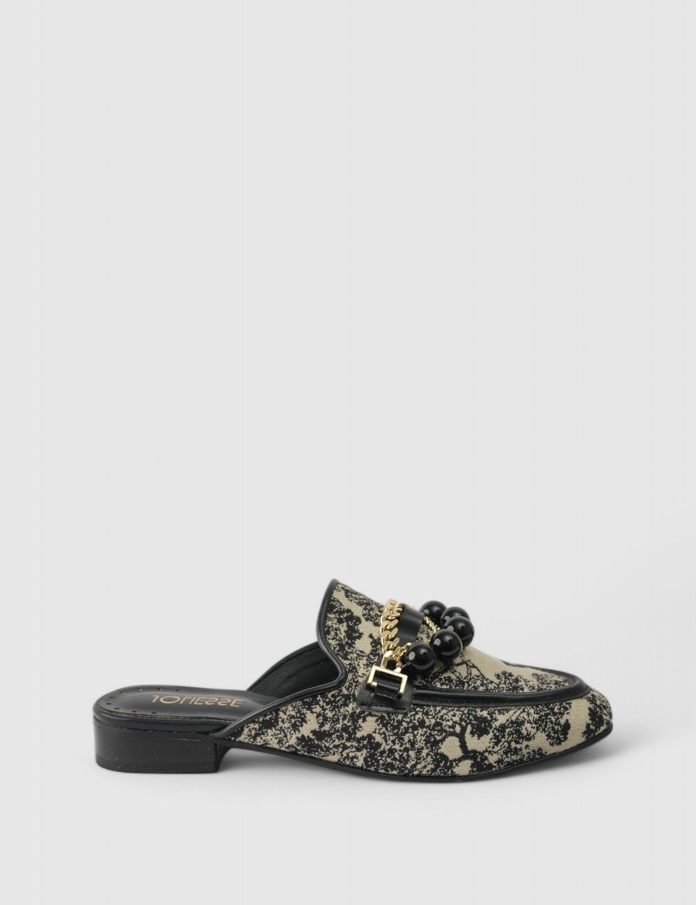 Cette image contient Mules imprimées avec perles chez Joliesse. à 99,99 TND en Tunisie. L'hexa de l'arrière plan est #E7E7E7 Cette image contient Mules imprimées avec perles chez Joliesse. à 99,99 TND en Tunisie. L'hexa de l'arrière plan est #E7E7E7