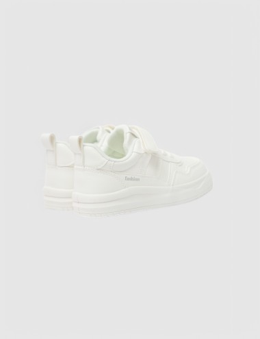 Cette image contient Sneakers Blanches Junior chez Joliesse. à 79,99 TND en Tunisie. L'hexa de l'arrière plan est #E7E7E7