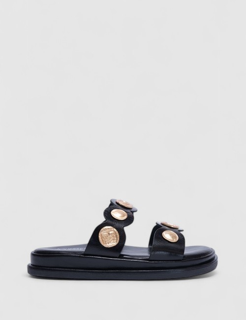 Cette image contient Mules Plates Noires avec Ornements Métalliques chez Joliesse. à 0,00 TND en Tunisie. L'hexa de l'arrière pl