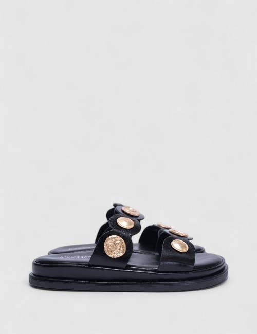 Cette image contient Mules Plates Noires avec Ornements Métalliques chez Joliesse. à 0,00 TND en Tunisie. L'hexa de l'arrière pl