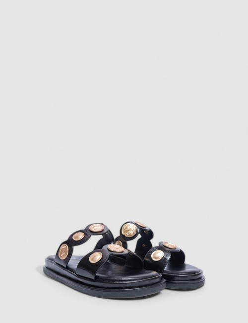 Cette image contient Mules Plates Noires avec Ornements Métalliques chez Joliesse. à 0,00 TND en Tunisie. L'hexa de l'arrière pl