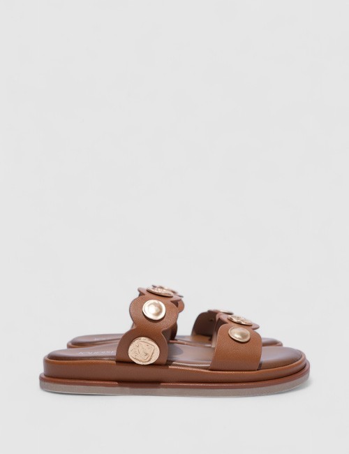 Cette image contient Mules Plates Noires avec Ornements Métalliques chez Joliesse. à 0,00 TND en Tunisie. L'hexa de l'arrière pl