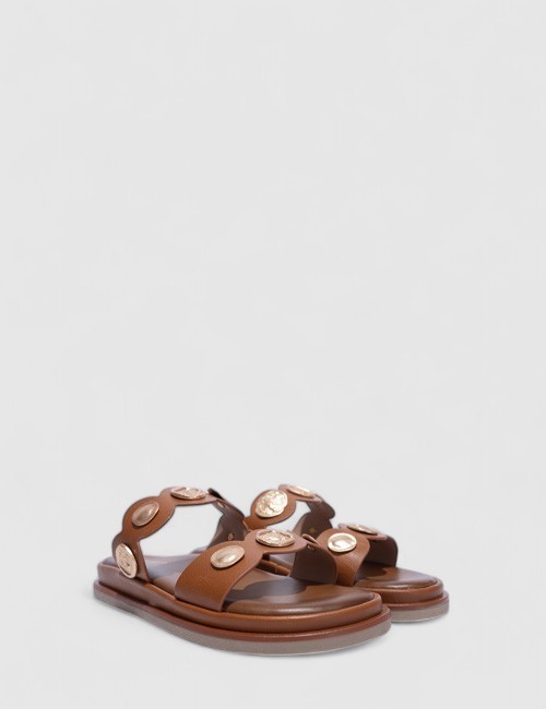 Cette image contient Mules Plates Noires avec Ornements Métalliques chez Joliesse. à 0,00 TND en Tunisie. L'hexa de l'arrière pl