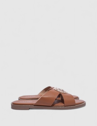 Cette image contient Mules Plates en Cuir Cognac avec Ornements chez Joliesse. à 59,99 TND en Tunisie. L'hexa de l'arrière plan 