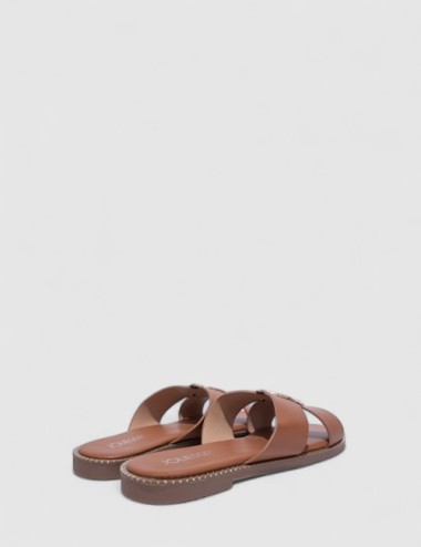 Cette image contient Mules Plates en Cuir Cognac avec Ornements chez Joliesse. à 59,99 TND en Tunisie. L'hexa de l'arrière plan 