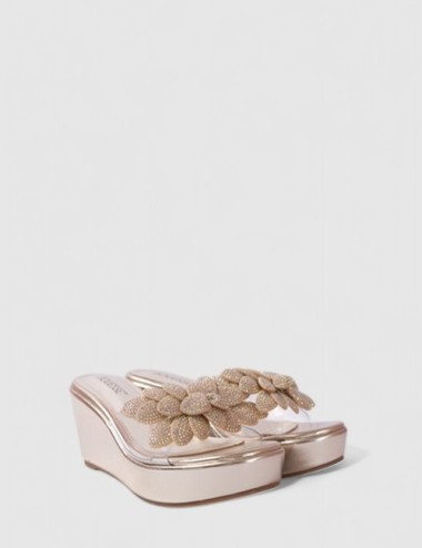 Cette image contient Sabots Compensés Transparents avec Ornement Floral chez Joliesse. à 99,99 TND en Tunisie. L'hexa de l'arriè