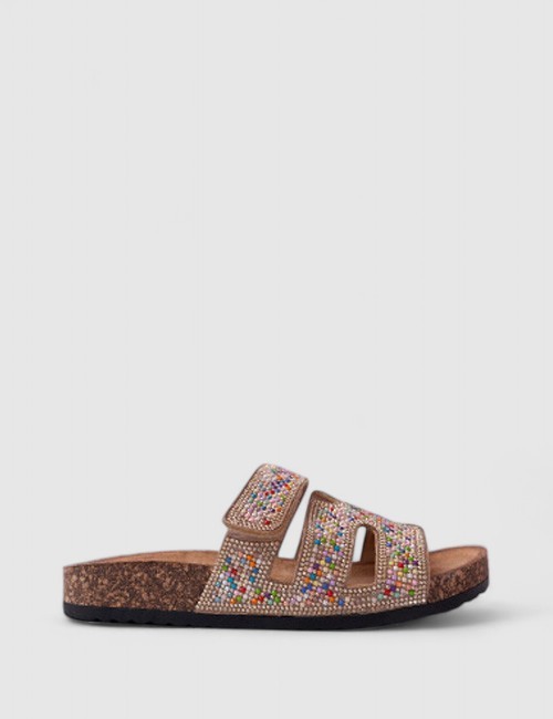 Cette image contient Mules en strass colorées chez Joliesse. à 84,99 TND en Tunisie. L'hexa de l'arrière plan est #E7E7E7