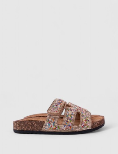 Cette image contient Mules en strass colorées chez Joliesse. à 84,99 TND en Tunisie. L'hexa de l'arrière plan est #E7E7E7