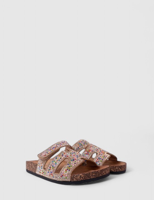 Cette image contient Mules en strass colorées chez Joliesse. à 84,99 TND en Tunisie. L'hexa de l'arrière plan est #E7E7E7