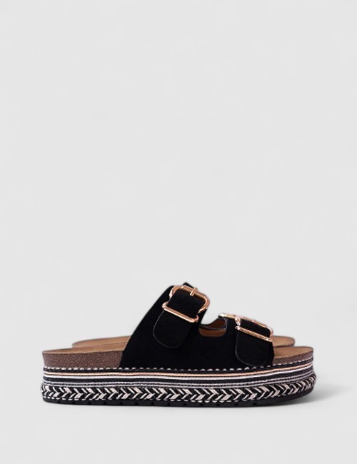 Cette image contient Mules noires à brides ajustables chez Joliesse. à 79,99 TND en Tunisie. L'hexa de l'arrière plan est #E7E7E