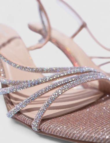Cette image contient Talons Scintillantes avec Brides Fines chez Joliesse. à 129,99 TND en Tunisie. L'hexa de l'arrière plan est