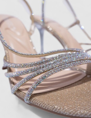Cette image contient Talons Scintillantes avec Brides Fines chez Joliesse. à 129,99 TND en Tunisie. L'hexa de l'arrière plan est