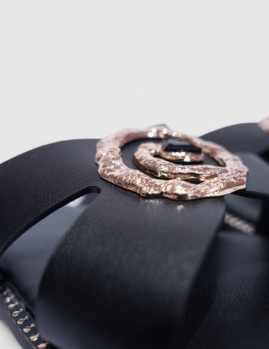 Cette image contient Mules Plates en Cuir Cognac avec Ornements chez Joliesse. à 59,99 TND en Tunisie. L'hexa de l'arrière plan 