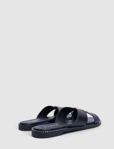 Cette image contient Mules Plates en Cuir Cognac avec Ornements chez Joliesse. à 59,99 TND en Tunisie. L'hexa de l'arrière plan 