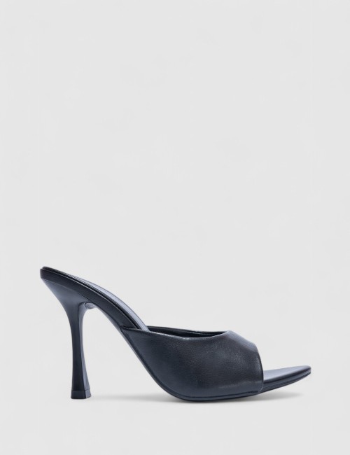 Cette image contient Mules à Talons en Semi-Cuir Brillant chez Joliesse. à 99,99 TND en Tunisie. L'hexa de l'arrière plan est #E