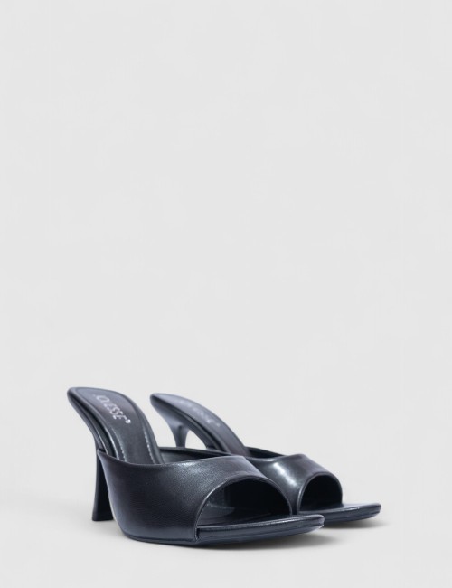 Cette image contient Mules à Talons en Semi-Cuir Brillant chez Joliesse. à 99,99 TND en Tunisie. L'hexa de l'arrière plan est #E