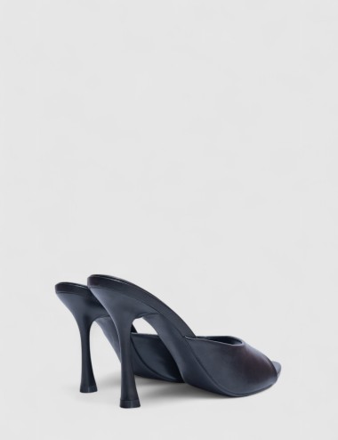 Cette image contient Mules à Talons en Semi-Cuir Brillant chez Joliesse. à 99,99 TND en Tunisie. L'hexa de l'arrière plan est #E
