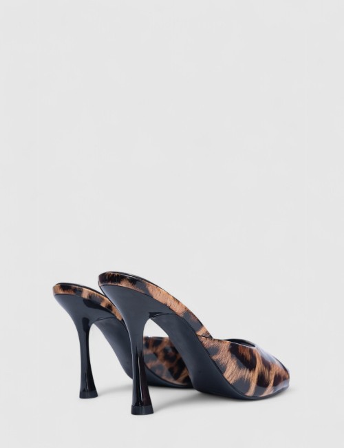 Cette image contient Sabots à Talons en Semi-Cuir Brillant chez Joliesse. à 99,99 TND en Tunisie. L'hexa de l'arrière plan est #