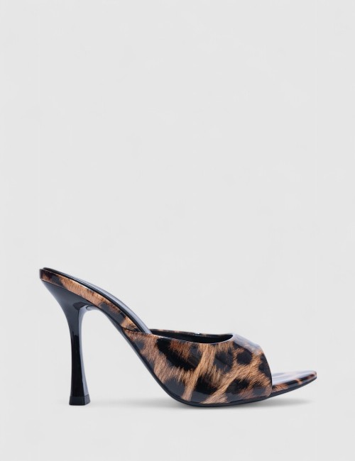 Cette image contient Sabots à Talons en Semi-Cuir Brillant chez Joliesse. à 99,99 TND en Tunisie. L'hexa de l'arrière plan est #