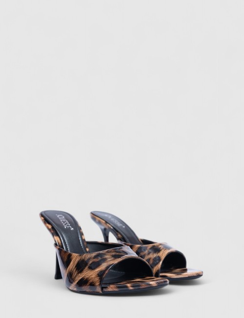 Cette image contient Sabots à Talons en Semi-Cuir Brillant chez Joliesse. à 99,99 TND en Tunisie. L'hexa de l'arrière plan est #