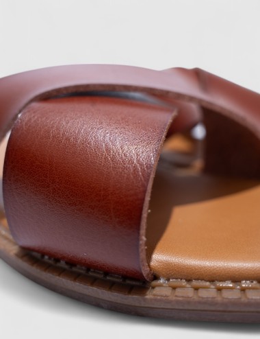 Cette image contient Mules Plates à Brides Croisées chez Joliesse. à 79,99 TND en Tunisie. L'hexa de l'arrière plan est #E7E7E7