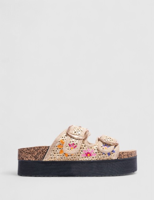 Cette image contient Mules Compensées Beige à Motifs Floraux chez Joliesse. à 89,99 TND en Tunisie. L'hexa de l'arrière plan est