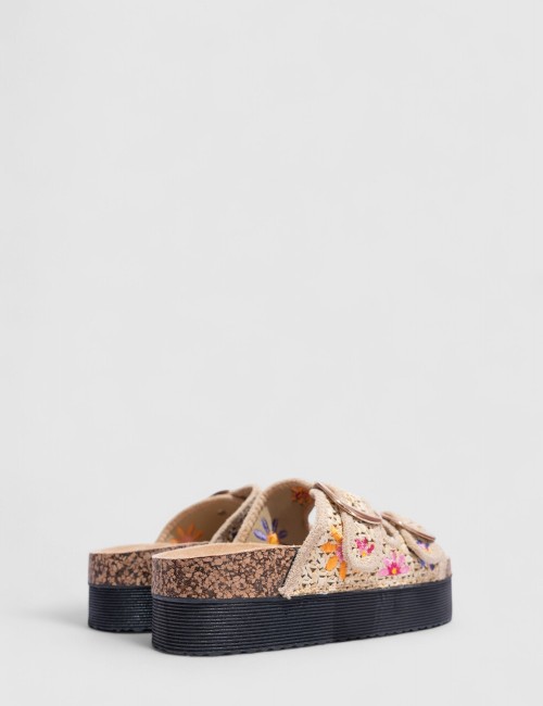 Cette image contient Mules Compensées Beige à Motifs Floraux chez Joliesse. à 89,99 TND en Tunisie. L'hexa de l'arrière plan est