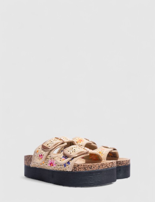 Cette image contient Mules Compensées Beige à Motifs Floraux chez Joliesse. à 89,99 TND en Tunisie. L'hexa de l'arrière plan est