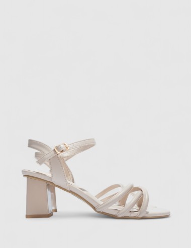Cette image contient Sandales à Talons avec Brides Entrecroisées chez Joliesse. à 99,99 TND en Tunisie. L'hexa de l'arrière plan