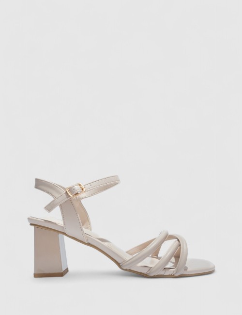 Cette image contient Sandales à Talons avec Brides Entrecroisées chez Joliesse. à 99,99 TND en Tunisie. L'hexa de l'arrière plan